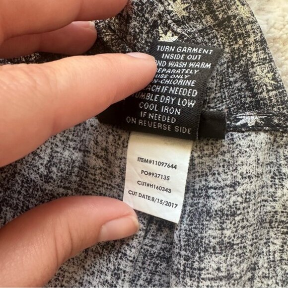 Torrid | Metallic Gray Star Pattern Flowy Tank Top Sleeveless Blouse | Size 3 - Picture 7 of 9